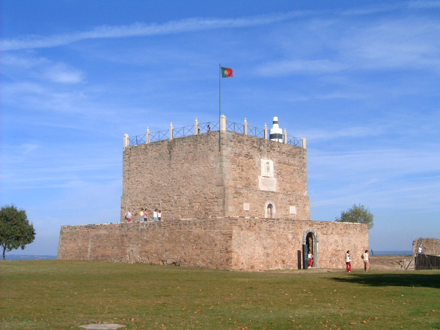 santarem-Torre_de_menagem_Abrantes.jpg